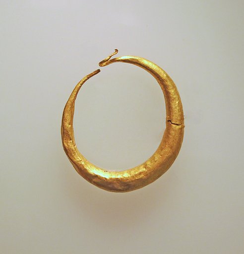 Earring of simple form