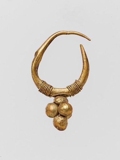Gold earring with clustered sphere