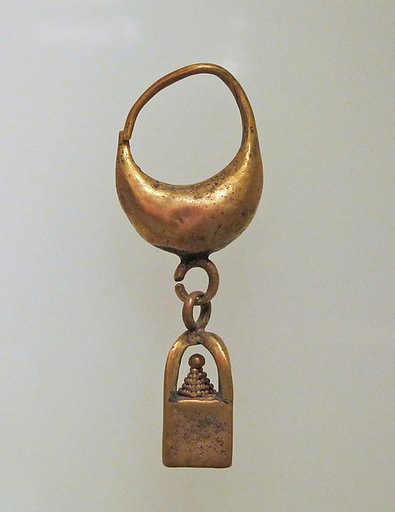 Earring with leech and box pendant