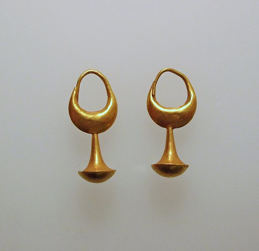 Earring with nail head pendant, 12