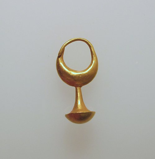 Earring with nail head pendant, 12