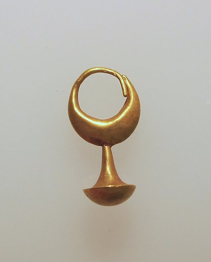 Earring with nail head pendant, 12