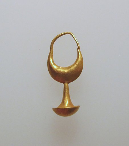 Earring with nail head pendant, 12