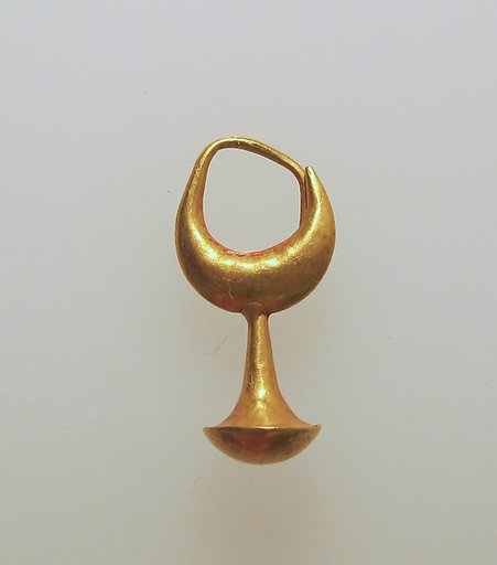 Earring with nail head pendant, 12