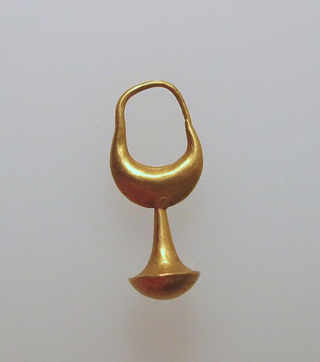 Earring with nail head pendant, 12
