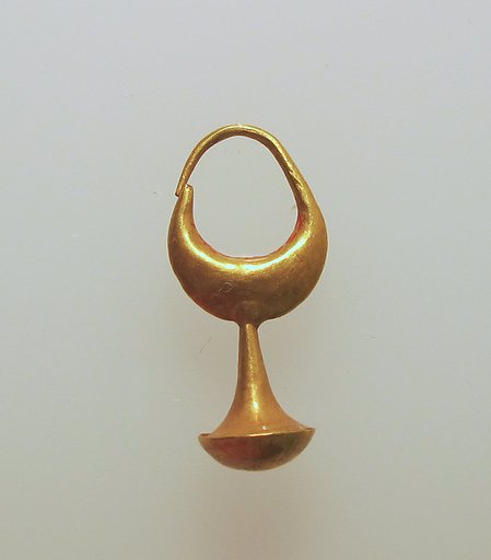 Earring with nail head pendant, 12