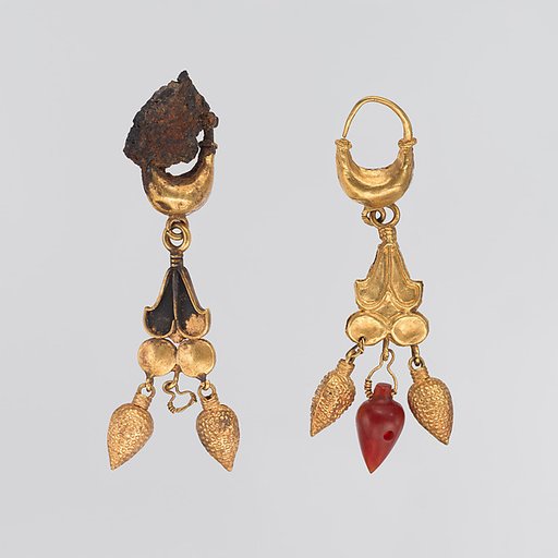 Gold earring with lotus flower pendant