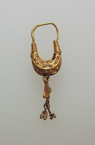 Earring with lotus and filigree