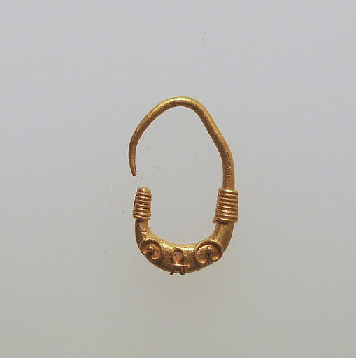 Earring with filigree