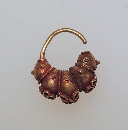 Electrum earring with lobes and rosettes