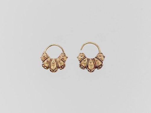 Electrum earring with lobes and rosettes