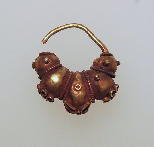 Electrum earring with lobes and rosettes