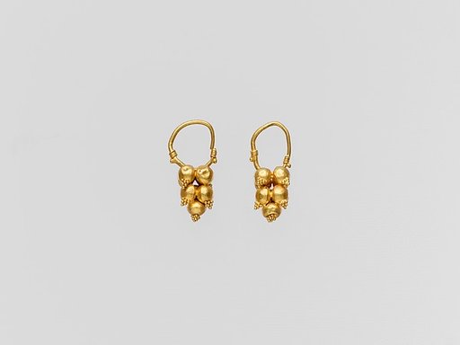 Gold earring with clustered spheres and pyramidal granulation