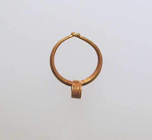 Pendant in the form of a crescent