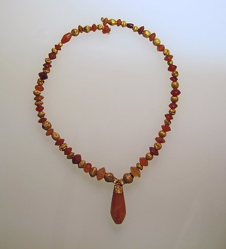 Necklace of gold and carnelian beads, with gold-capped carnelian pendant