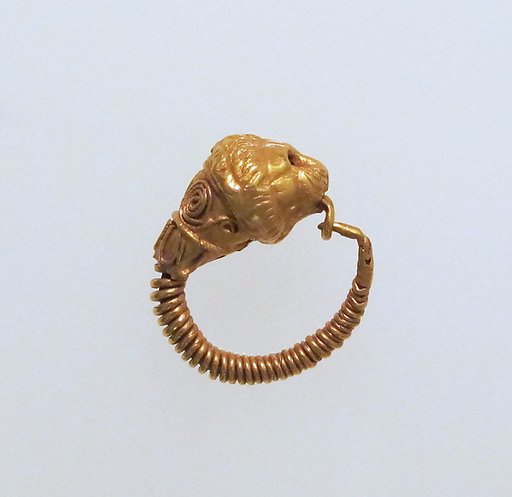 Gold earring with head of a lion