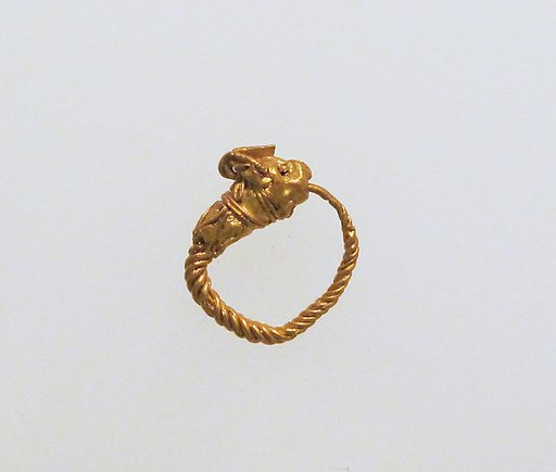 Gold earring with head of an animal