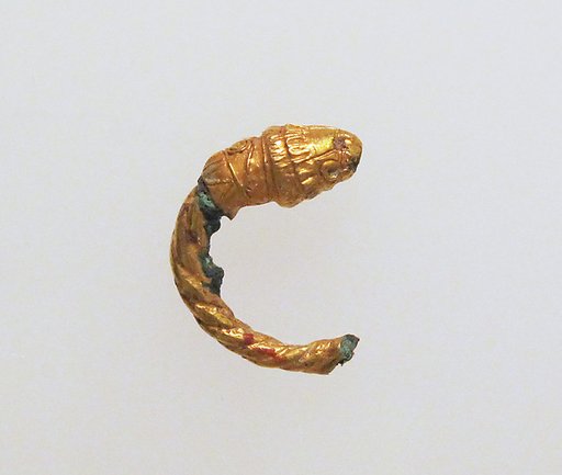 Earring with head of lion