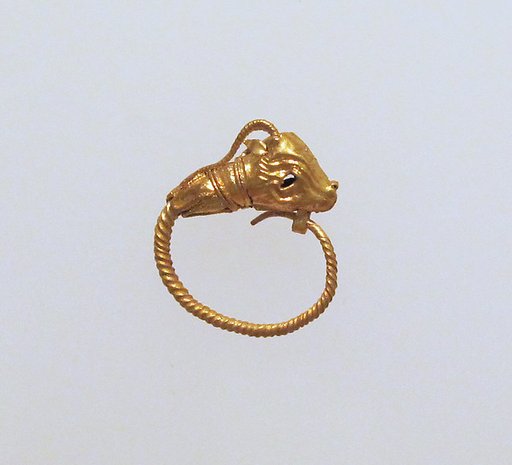 Gold earring with head of a goat