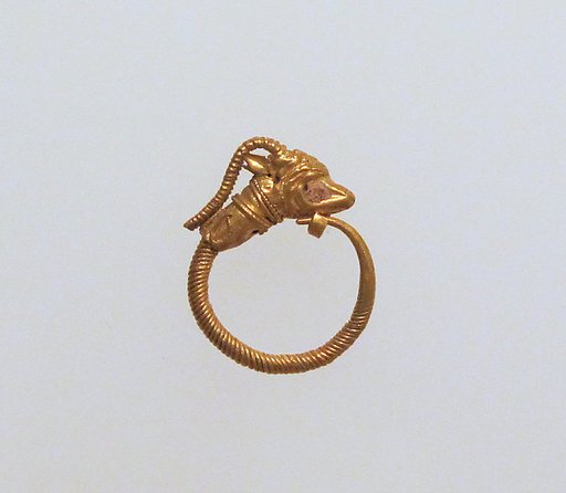 Gold earring with head of an antelope