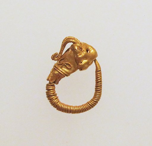 Gold earring with head of an animal