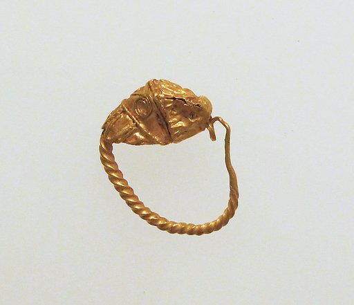Gold earring with head of a lion