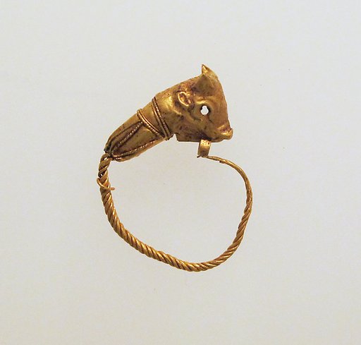 Gold earring with head of a bull