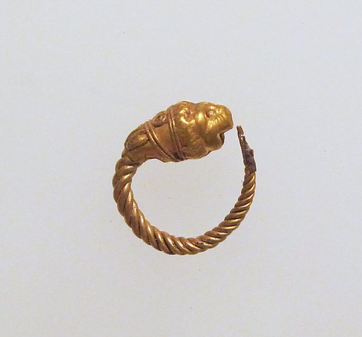 Gold earring with head of a lion