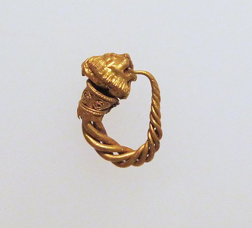 Gold earring with head of a lion