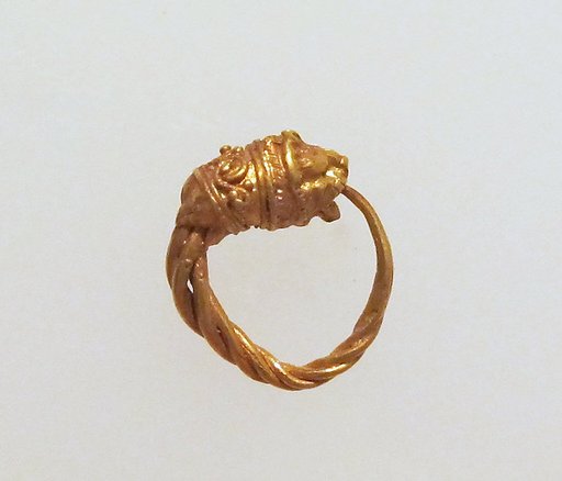 Gold earring with head of a lion