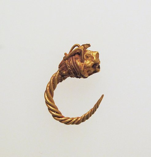 Gold earring with head of a lion