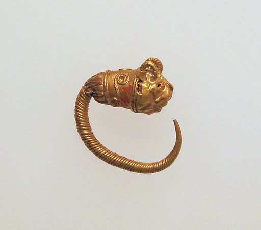 Gold earring with head of a lion