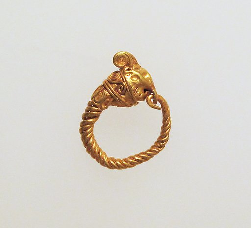 Gold earring with head of an animal