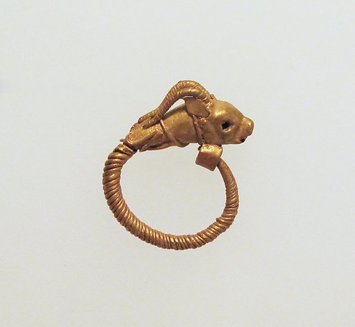 Gold earring with head of an antelope