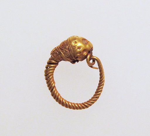 Gold earring with head of a lion