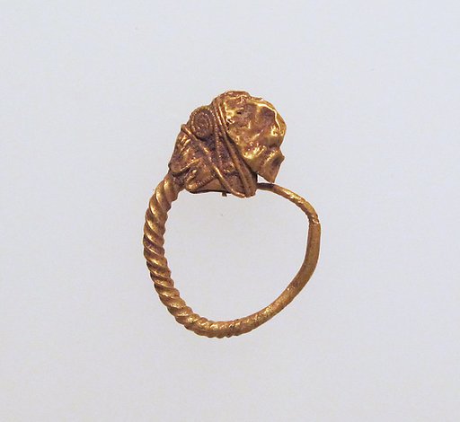 Gold earring with head of a lion