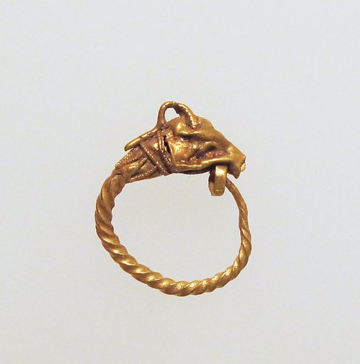 Gold earring with head of an animal