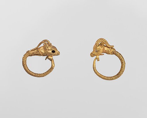 Gold earring with head of an antelope