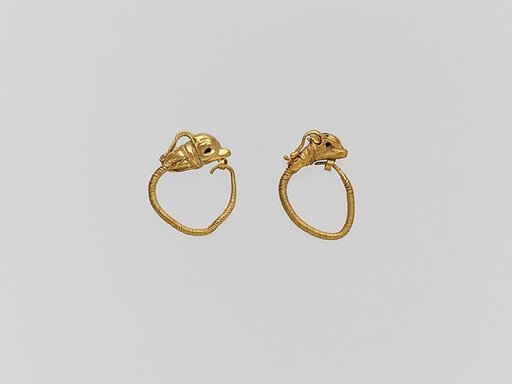 Gold earring with head of a gazelle