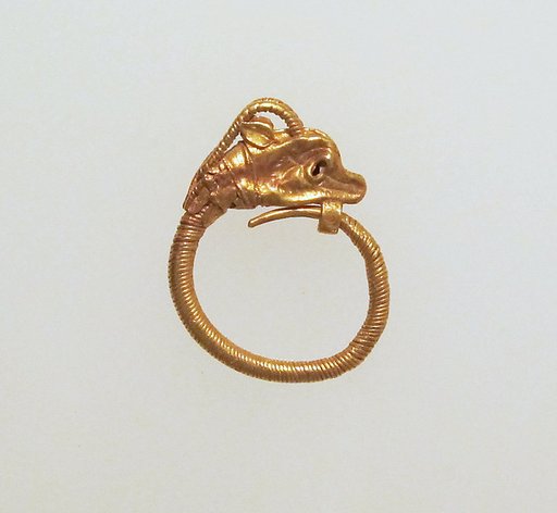 Gold earring with head of an antelope