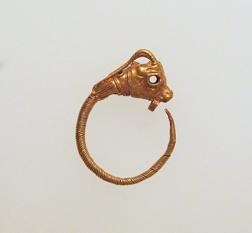 Gold earring with head of a goat