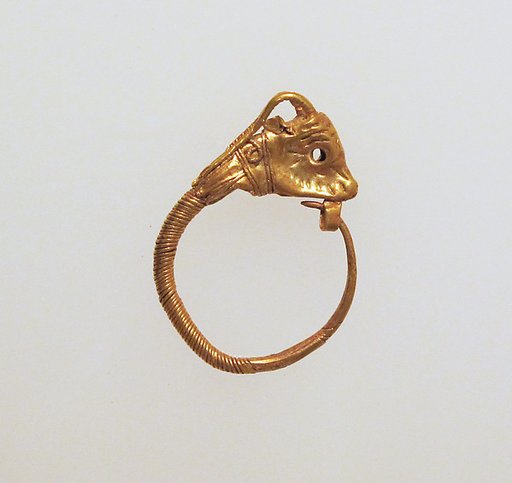 Gold earring with head of a goat
