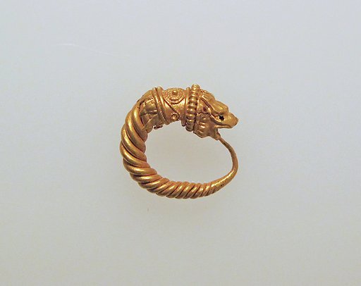Gold earring with head of a lion