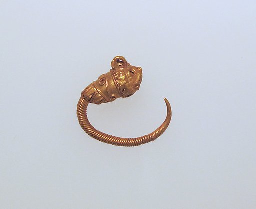 Gold earring with head of a lion