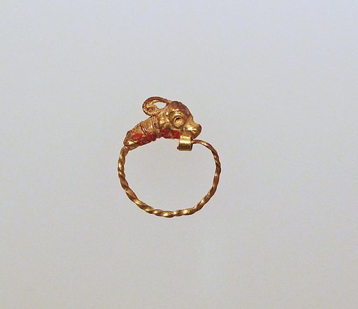 Gold earring with head of an antelope