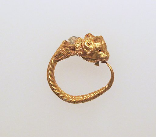 Gold earring with two bulls' heads