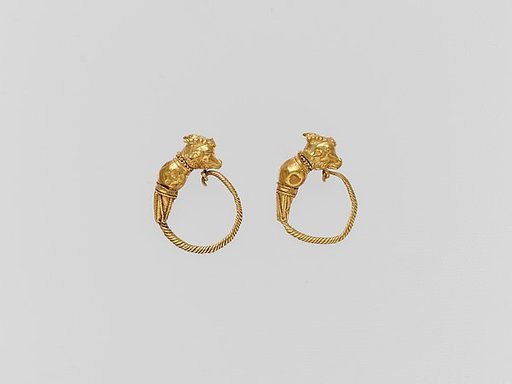 Gold earring with head of a goat
