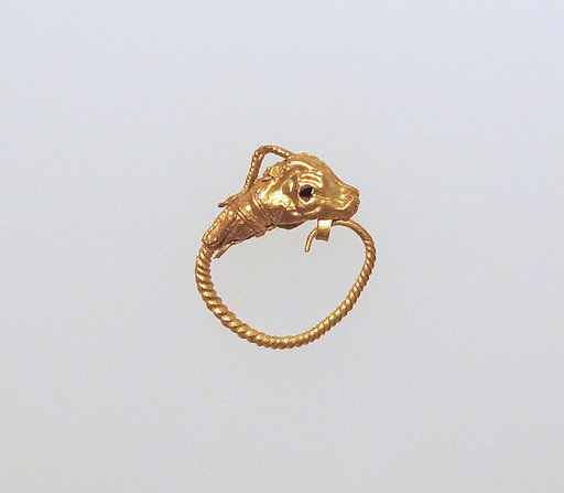 Gold earring with head of an antelope