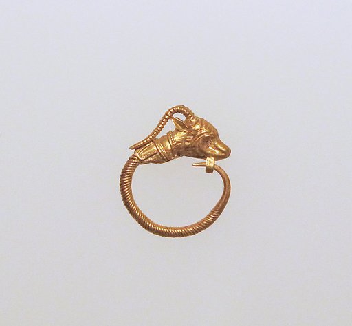 Gold earring with head of an antelope