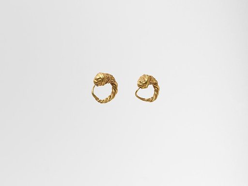 Gold earring with head of a lion